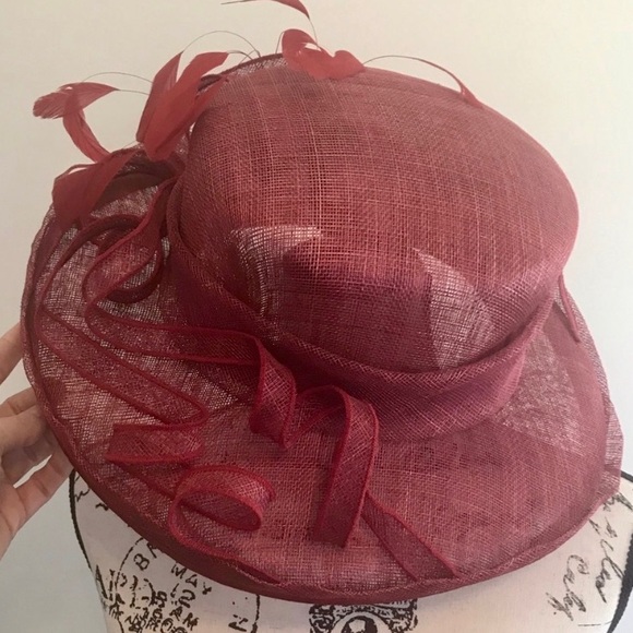 Red Derby Hat w/ Feathers🐎 - Picture 3 of 8